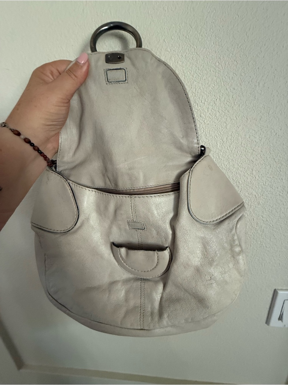 Salvatore Ferragamo Cream Leather Shoulder Bag with Ring Closure - Picture 4 of 9